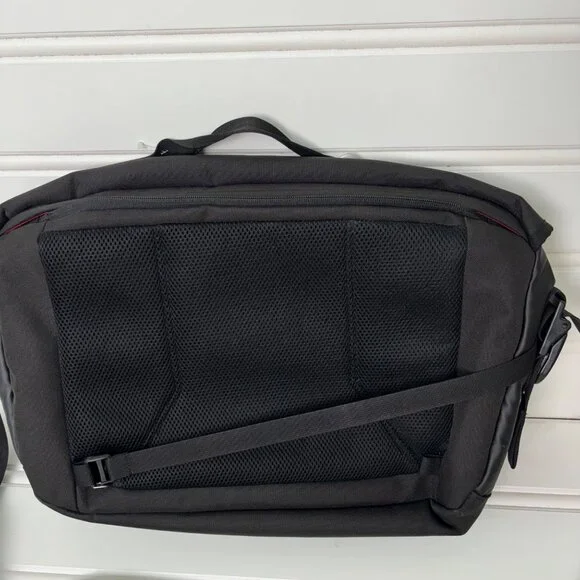 Helly Hansen Black Messenger Bag  Adjustable Shoulder Strap Broken Back Zipper - Picture 7 of 16